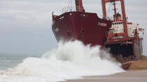 La déconstruction du cargo TK Bremen sur la plage d'Erdeven. © Philip Plisson / Plisson La Trinité / AA32950 - Nos reportages photos - Ville [56]