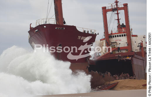 The deconstruction of cargo TK Bremen on the beach of Erdeven. [AT] - © Philip Plisson / Pêcheur d’Images / AA32951 - Photo Galleries - The deconstruction of the TK Bremen