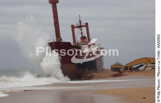 La déconstruction du cargo TK Bremen sur la plage d'Erdeven. - © Philip Plisson / Plisson La Trinité / AA32952 - Nos reportages photos - Ville [56]