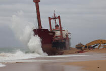 La déconstruction du cargo TK Bremen sur la plage d'Erdeven. © Philip Plisson / Plisson La Trinité / AA32952 - Nos reportages photos - Ville [56]