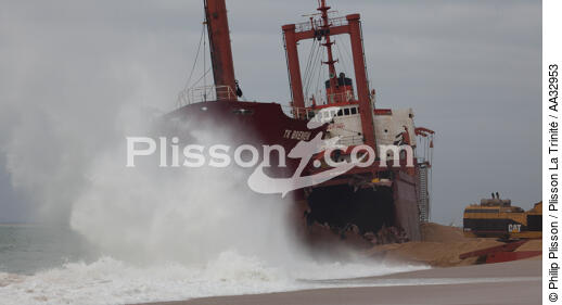 La déconstruction du cargo TK Bremen sur la plage d'Erdeven. - © Philip Plisson / Plisson La Trinité / AA32953 - Nos reportages photos - Pollution