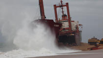La déconstruction du cargo TK Bremen sur la plage d'Erdeven. © Philip Plisson / Plisson La Trinité / AA32953 - Nos reportages photos - Ville [56]