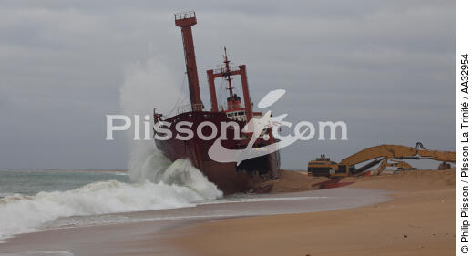 La déconstruction du cargo TK Bremen sur la plage d'Erdeven. - © Philip Plisson / Plisson La Trinité / AA32954 - Nos reportages photos - Ville [56]