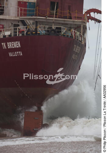 La déconstruction du cargo TK Bremen sur la plage d'Erdeven. - © Philip Plisson / Plisson La Trinité / AA32956 - Nos reportages photos - Pollution