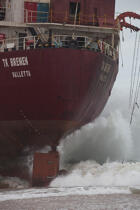 La déconstruction du cargo TK Bremen sur la plage d'Erdeven. © Philip Plisson / Plisson La Trinité / AA32956 - Nos reportages photos - Pollution