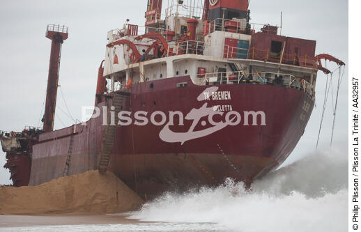The deconstruction of cargo TK Bremen on the beach of Erdeven. [AT] - © Philip Plisson / Plisson La Trinité / AA32957 - Photo Galleries - Cargo ship