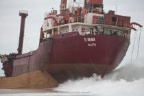 La déconstruction du cargo TK Bremen sur la plage d'Erdeven. © Philip Plisson / Plisson La Trinité / AA32957 - Nos reportages photos - Ville [56]