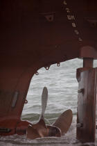 La déconstruction du cargo TK Bremen sur la plage d'Erdeven. © Philip Plisson / Plisson La Trinité / AA32958 - Nos reportages photos - Elément d'un bateau