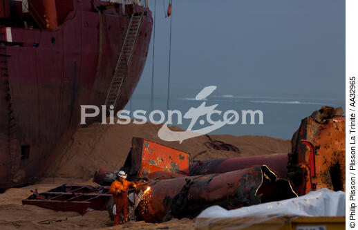 The deconstruction of cargo TK Bremen on the beach of Erdeven. [AT] - © Philip Plisson / Plisson La Trinité / AA32965 - Photo Galleries - Running aground