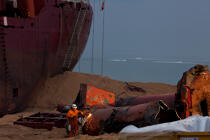The deconstruction of cargo TK Bremen on the beach of Erdeven. [AT] © Philip Plisson / Plisson La Trinité / AA32965 - Photo Galleries - Cargo ship