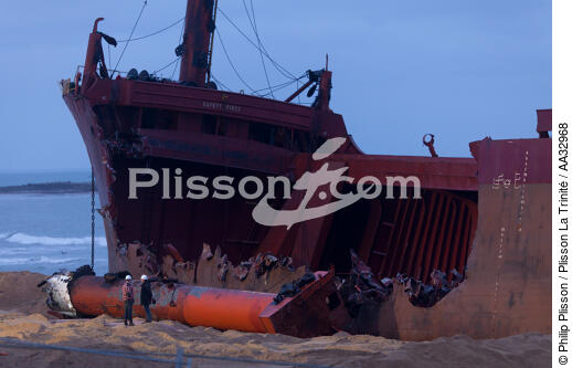 The deconstruction of cargo TK Bremen on the beach of Erdeven. [AT] - © Philip Plisson / Plisson La Trinité / AA32968 - Photo Galleries - Morbihan