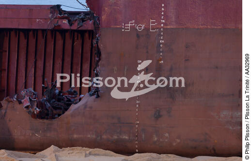 La déconstruction du cargo TK Bremen sur la plage d'Erdeven. - © Philip Plisson / Plisson La Trinité / AA32969 - Nos reportages photos - Pollution