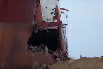 La déconstruction du cargo TK Bremen sur la plage d'Erdeven. © Philip Plisson / Plisson La Trinité / AA32971 - Nos reportages photos - Pollution