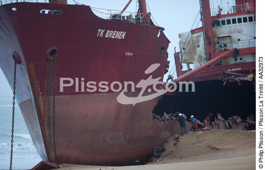 La déconstruction du cargo TK Bremen sur la plage d'Erdeven. - © Philip Plisson / Plisson La Trinité / AA32973 - Nos reportages photos - Ville [56]