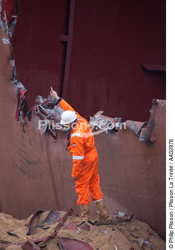La déconstruction du cargo TK Bremen sur la plage d'Erdeven. - © Philip Plisson / Plisson La Trinité / AA32976 - Nos reportages photos - Cargo