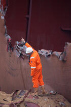 La déconstruction du cargo TK Bremen sur la plage d'Erdeven. © Philip Plisson / Plisson La Trinité / AA32976 - Nos reportages photos - Ville [56]