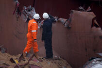 La déconstruction du cargo TK Bremen sur la plage d'Erdeven. © Philip Plisson / Plisson La Trinité / AA32978 - Nos reportages photos - Plage