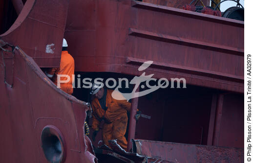 La déconstruction du cargo TK Bremen sur la plage d'Erdeven. - © Philip Plisson / Plisson La Trinité / AA32979 - Nos reportages photos - Plage