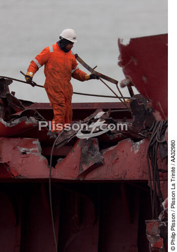 La déconstruction du cargo TK Bremen sur la plage d'Erdeven. - © Philip Plisson / Plisson La Trinité / AA32980 - Nos reportages photos - Cargo