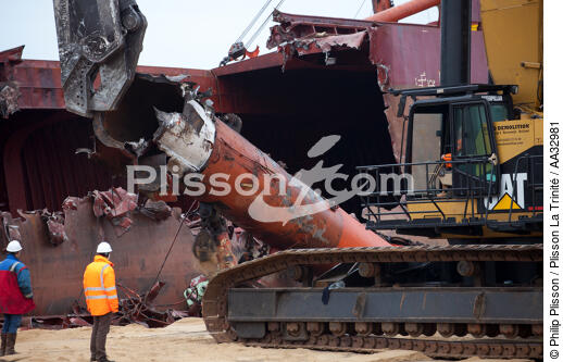 La déconstruction du cargo TK Bremen sur la plage d'Erdeven. - © Philip Plisson / Plisson La Trinité / AA32981 - Nos reportages photos - Erdeven