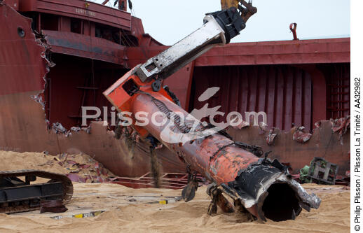La déconstruction du cargo TK Bremen sur la plage d'Erdeven. - © Philip Plisson / Plisson La Trinité / AA32982 - Nos reportages photos - Plage