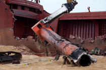La déconstruction du cargo TK Bremen sur la plage d'Erdeven. © Philip Plisson / Plisson La Trinité / AA32982 - Nos reportages photos - Ville [56]