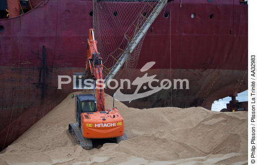 La déconstruction du cargo TK Bremen sur la plage d'Erdeven. - © Philip Plisson / Plisson La Trinité / AA32983 - Nos reportages photos - Cargo