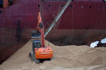 La déconstruction du cargo TK Bremen sur la plage d'Erdeven. © Philip Plisson / Plisson La Trinité / AA32983 - Nos reportages photos - Erdeven