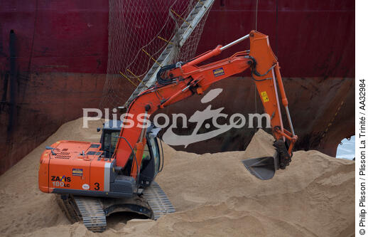 La déconstruction du cargo TK Bremen sur la plage d'Erdeven. - © Philip Plisson / Plisson La Trinité / AA32984 - Nos reportages photos - Ville [56]