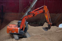 La déconstruction du cargo TK Bremen sur la plage d'Erdeven. © Philip Plisson / Plisson La Trinité / AA32984 - Nos reportages photos - Ville [56]