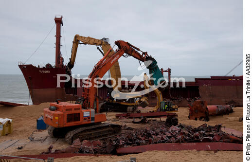 The deconstruction of cargo TK Bremen on the beach of Erdeven. [AT] - © Philip Plisson / Plisson La Trinité / AA32985 - Photo Galleries - Running aground