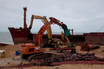 La déconstruction du cargo TK Bremen sur la plage d'Erdeven. © Philip Plisson / Plisson La Trinité / AA32985 - Nos reportages photos - Erdeven