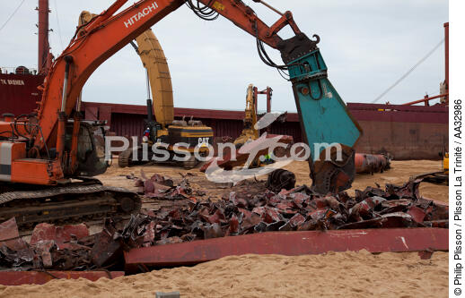 The deconstruction of cargo TK Bremen on the beach of Erdeven. [AT] - © Philip Plisson / Plisson La Trinité / AA32986 - Photo Galleries - Maritime transport