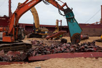 La déconstruction du cargo TK Bremen sur la plage d'Erdeven. © Philip Plisson / Plisson La Trinité / AA32986 - Nos reportages photos - Paysage littoral