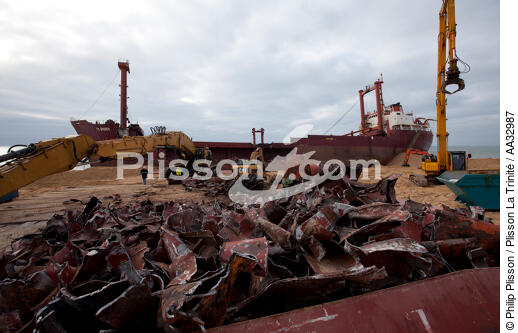La déconstruction du cargo TK Bremen sur la plage d'Erdeven. - © Philip Plisson / Plisson La Trinité / AA32987 - Nos reportages photos - Cargo