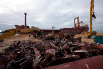 The deconstruction of cargo TK Bremen on the beach of Erdeven. [AT] © Philip Plisson / Plisson La Trinité / AA32987 - Photo Galleries - Cargo ship