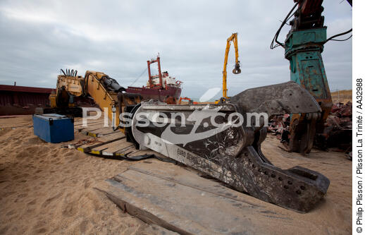 La déconstruction du cargo TK Bremen sur la plage d'Erdeven. - © Philip Plisson / Plisson La Trinité / AA32988 - Nos reportages photos - Pollution