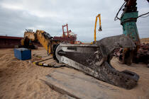 La déconstruction du cargo TK Bremen sur la plage d'Erdeven. © Philip Plisson / Pêcheur d’Images / AA32988 - Nos reportages photos - La déconstruction du cargo TK Bremen