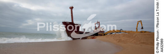 La déconstruction du cargo TK Bremen sur la plage d'Erdeven. - © Philip Plisson / Plisson La Trinité / AA32989 - Nos reportages photos - Panoramique horizontal