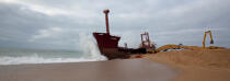 La déconstruction du cargo TK Bremen sur la plage d'Erdeven. © Philip Plisson / Plisson La Trinité / AA32989 - Nos reportages photos - Pollution