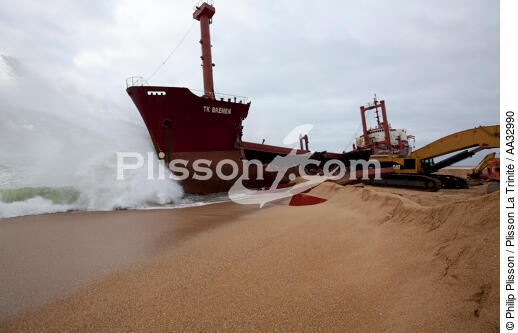 La déconstruction du cargo TK Bremen sur la plage d'Erdeven. - © Philip Plisson / Plisson La Trinité / AA32990 - Nos reportages photos - Pollution