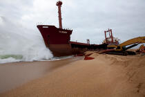 La déconstruction du cargo TK Bremen sur la plage d'Erdeven. © Philip Plisson / Plisson La Trinité / AA32990 - Nos reportages photos - Cargo