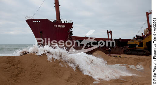 La déconstruction du cargo TK Bremen sur la plage d'Erdeven. - © Philip Plisson / Plisson La Trinité / AA32991 - Nos reportages photos - Pollution