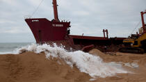 La déconstruction du cargo TK Bremen sur la plage d'Erdeven. © Philip Plisson / Plisson La Trinité / AA32991 - Nos reportages photos - Plage