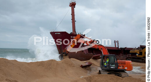 The deconstruction of cargo TK Bremen on the beach of Erdeven. [AT] - © Philip Plisson / Plisson La Trinité / AA32992 - Photo Galleries - Cargo ship