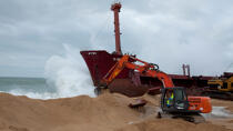 La déconstruction du cargo TK Bremen sur la plage d'Erdeven. © Philip Plisson / Plisson La Trinité / AA32992 - Nos reportages photos - Plage