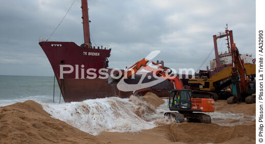 The deconstruction of cargo TK Bremen on the beach of Erdeven. [AT] - © Philip Plisson / Plisson La Trinité / AA32993 - Photo Galleries - Running aground