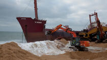 The deconstruction of cargo TK Bremen on the beach of Erdeven. [AT] © Philip Plisson / Plisson La Trinité / AA32993 - Photo Galleries - Cargo ship