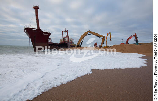 La déconstruction du cargo TK Bremen sur la plage d'Erdeven. - © Philip Plisson / Plisson La Trinité / AA32994 - Nos reportages photos - Plage