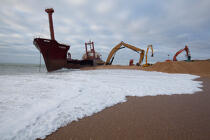 La déconstruction du cargo TK Bremen sur la plage d'Erdeven. © Philip Plisson / Plisson La Trinité / AA32994 - Nos reportages photos - Plage